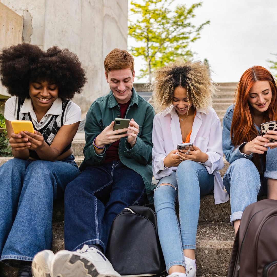 Groupe de jeune sur leur smarphone